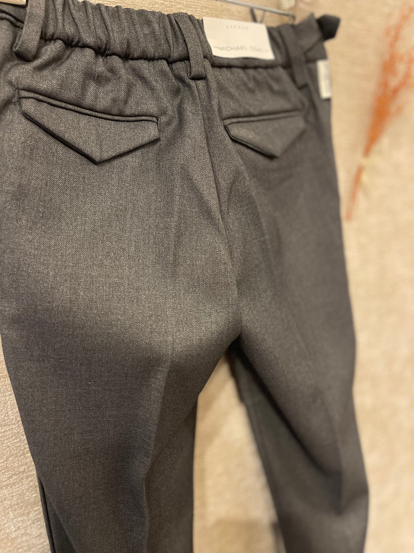 Pantalone con dettaglio sartoriale