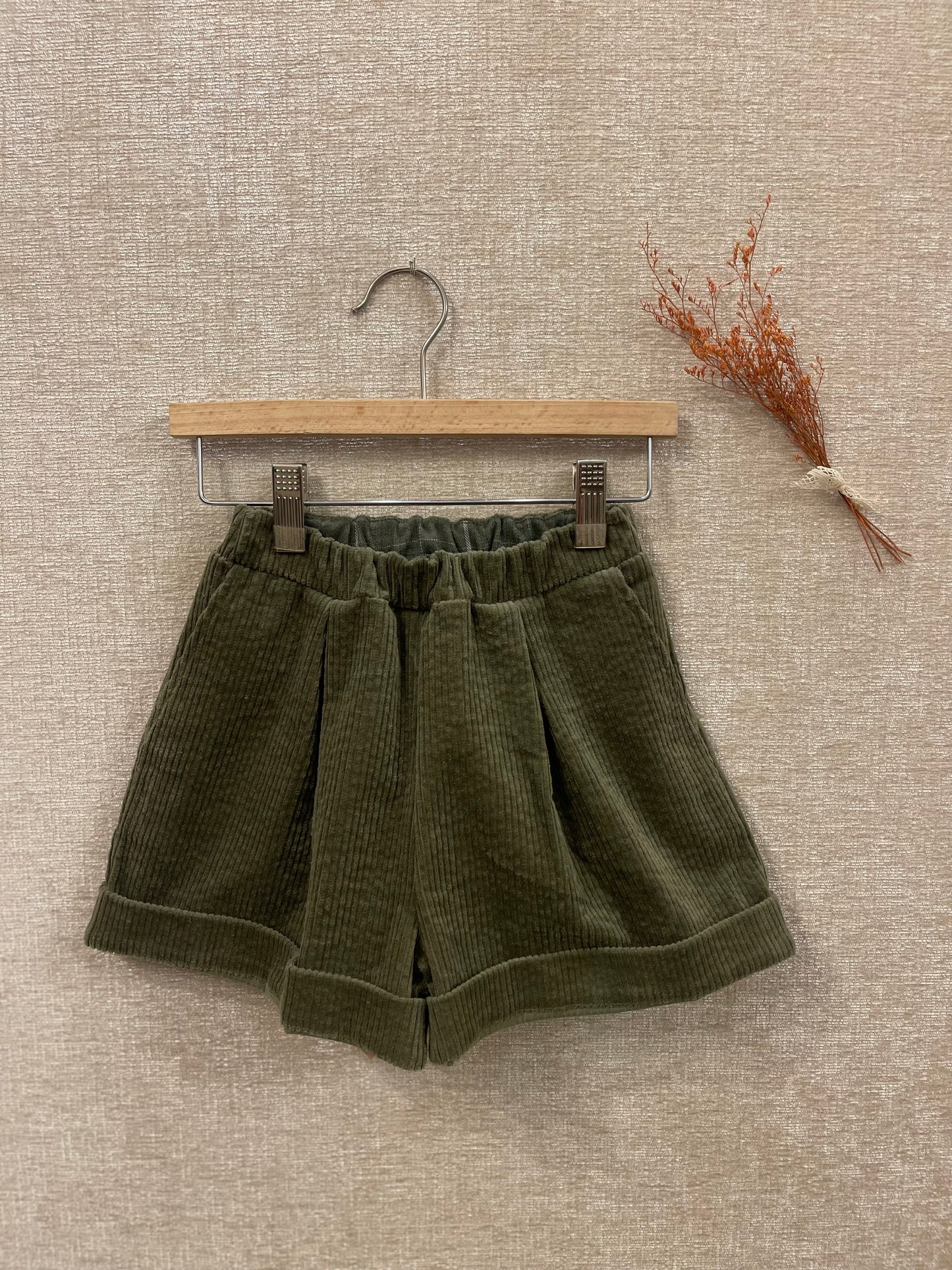 Pantaloncini verdi in velluto
