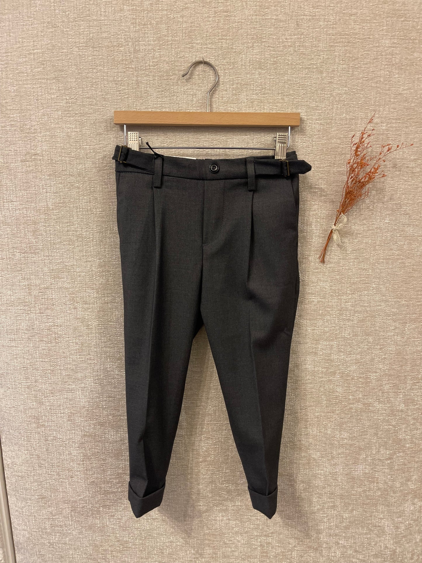 Pantalone con dettaglio sartoriale