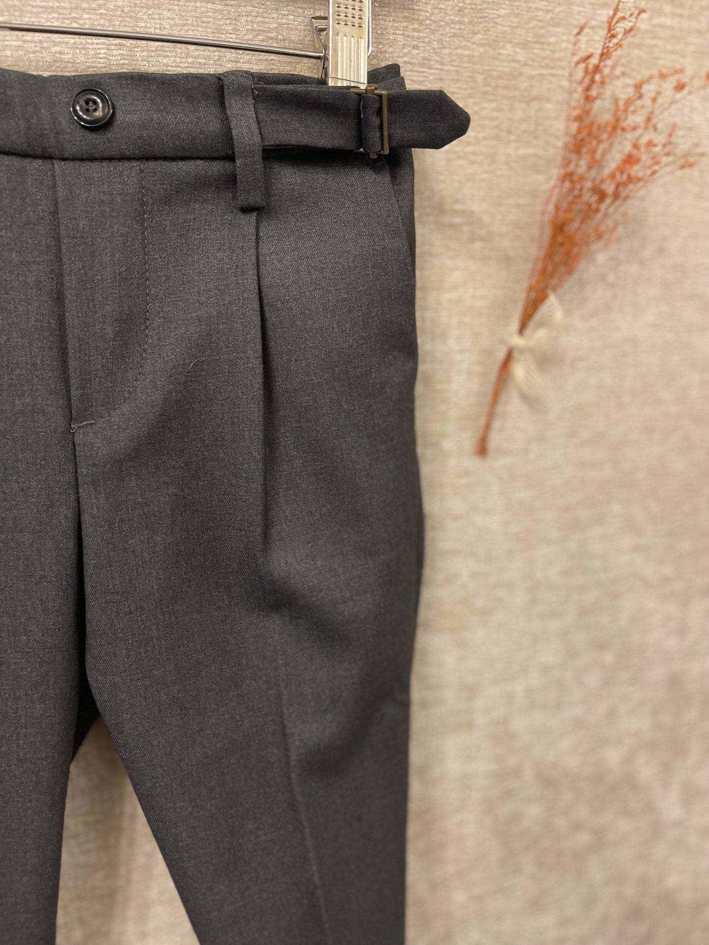 Pantalone con dettaglio sartoriale