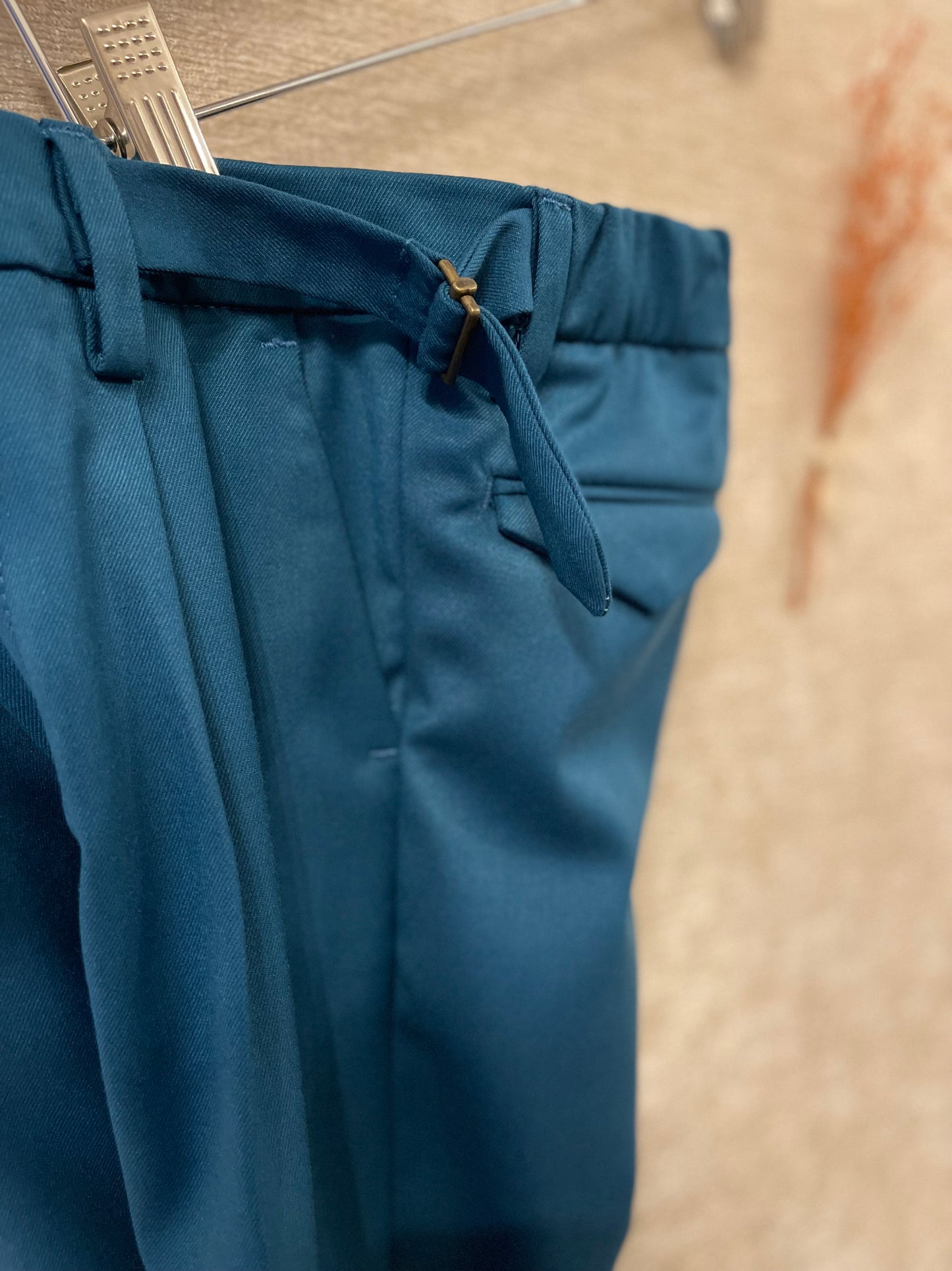 Pantalone con dettaglio sartoriale
